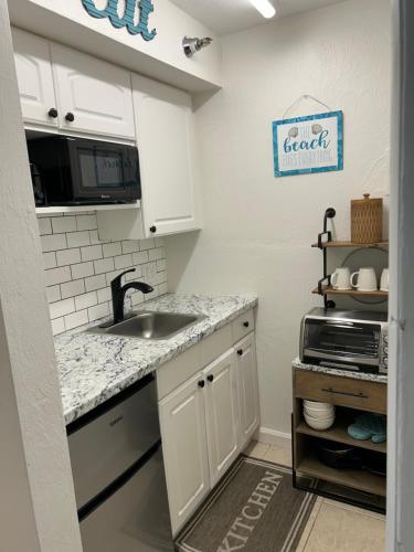 Beach Condo with Pool & Tiki Bar! - 주방