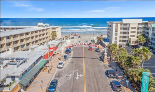 Beach Condo with Pool & Tiki Bar! - 주변 환경