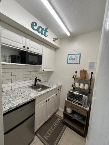 Beach Condo with Pool & Tiki Bar! - 주방