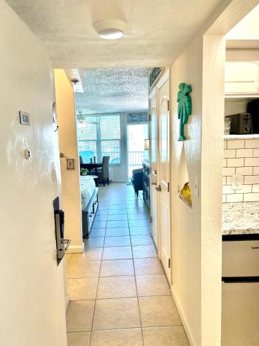 Beach Condo with Pool & Tiki Bar! - 주방