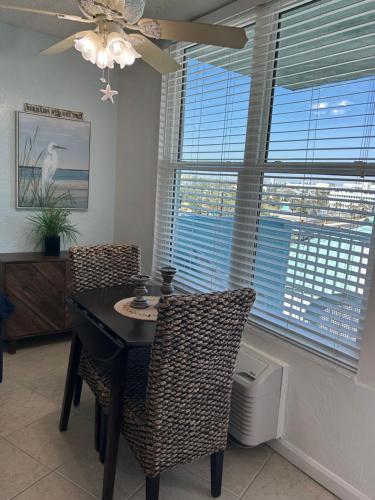Beach Condo with Pool & Tiki Bar! - 전망