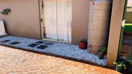 Esterno, Micnels Stay Over in Pretoria