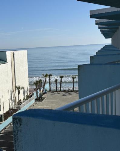 Beach Condo with Pool & Tiki Bar!, Дейтона-Бич