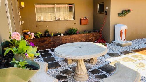Esterno, Micnels Stay Over in Pretoria
