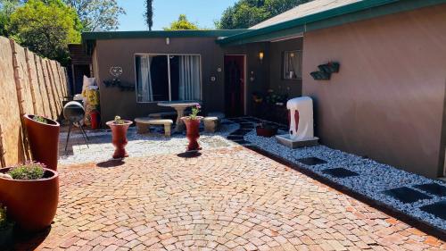 Esterno, Micnels Stay Over in Pretoria