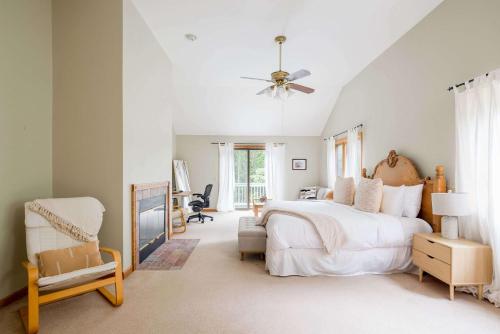 Entertainment Galore|Meadowood Manor by RoveTravel in Саг-Харбор