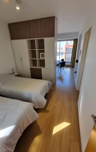 Luminoso en último piso. Con laundry, parrilla y pileta