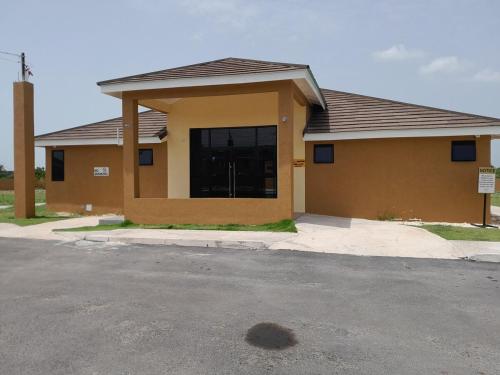 C & J's Coco Manor Vacation Home in Old Harbour