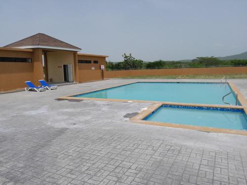 C & J's Coco Manor Vacation Home in Old Harbour