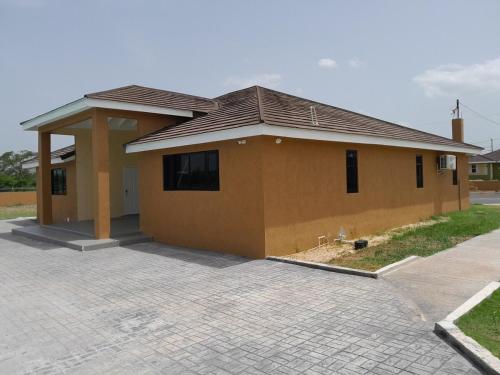 C & J's Coco Manor Vacation Home in Old Harbour