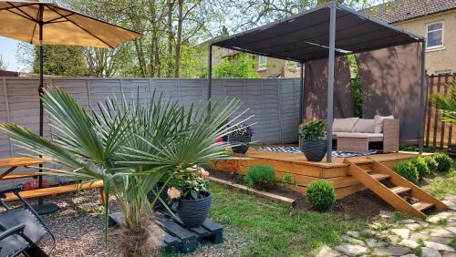 Mini hotel with home facilities in Hamilton West in Hamilton