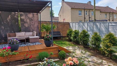 Mini hotel with home facilities in Hamilton West in Hamilton