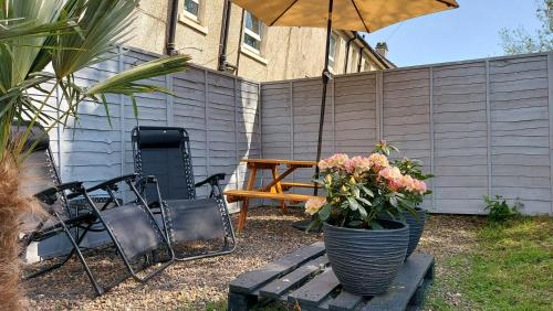 Mini hotel with home facilities in Hamilton West in Hamilton