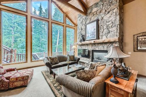 5 BDR Forest Retreat w Hot Tub