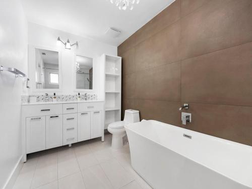 The Chill Sunny Casa Near Beaches in Miami Lakes