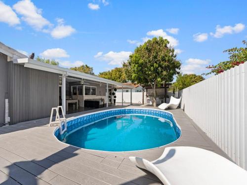 Balcony/terrace, The Chill Sunny Casa Near Beaches in Miami Lakes