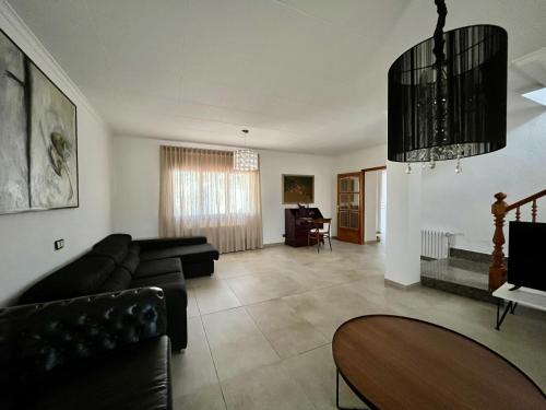 Masia Botargo 9 hab, 8 banos, piscina, porche in L´Aldea