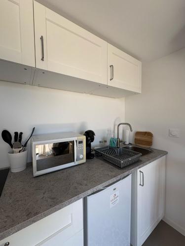 Studio 1 terrasse aperçu mer vignes (Studio 1 terrasse apercu mer vignes) in Le Mouranier