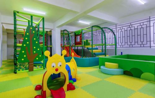 Gyermekklub, Modern 1-Bed, Riara One Pool Gym Mall in Woodley