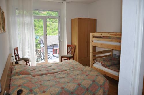 1 queen bed, 2 bunk beds