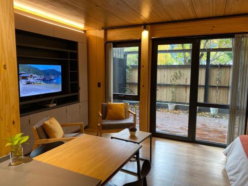 One-Bedroom Apartment image 8