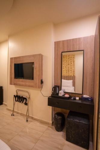 Standard Double or Twin Room with Window image 9