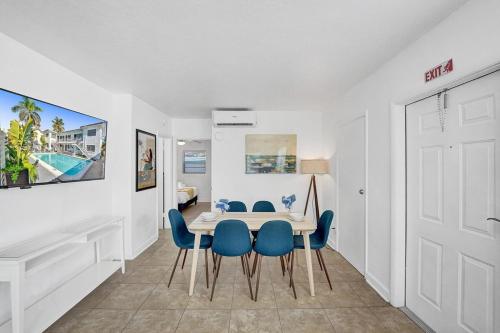 Lovely 1- Bedroom Rental Unit With Pool in Hollywood, USA