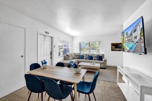 Lovely 1- Bedroom Rental Unit With Pool in Hollywood, USA