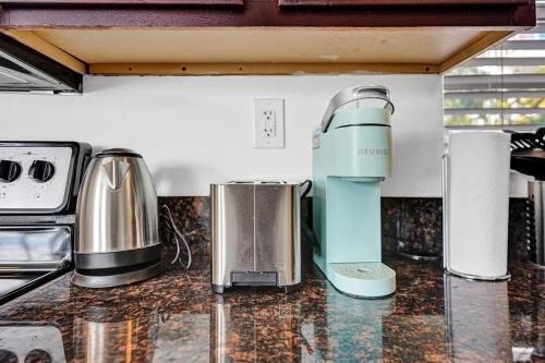 Lovely 1- Bedroom Rental Unit With Pool in Hollywood, USA