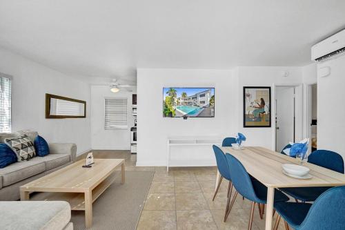 Lovely 1- Bedroom Rental Unit With Pool in Hollywood, USA