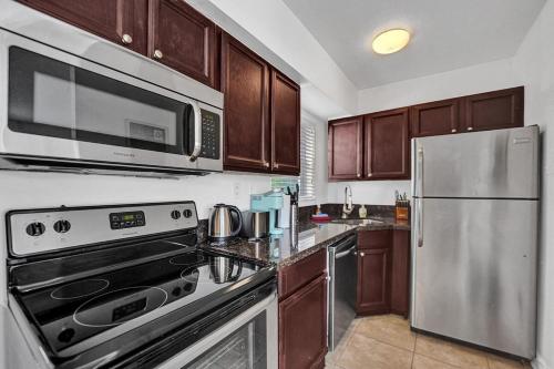 Lovely 1- Bedroom Rental Unit With Pool in Hollywood, USA