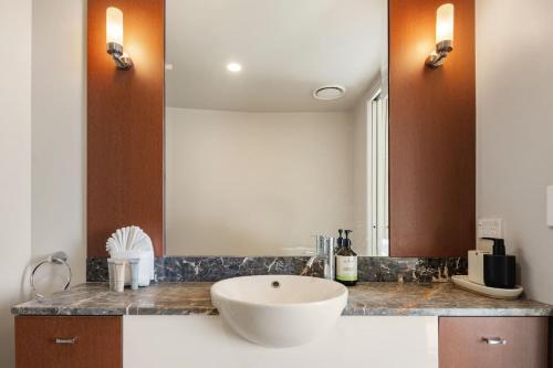 Zenith Shore - Resort Living above Surfers Paradise - image 3