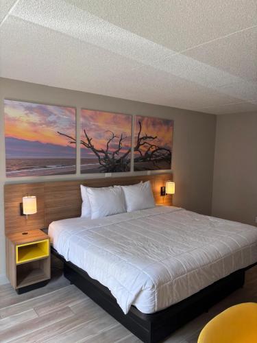 King Room with Bath Tub - Mobility Accessible/Non-Smoking