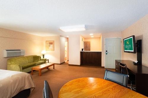 Quality Inn - image 11
