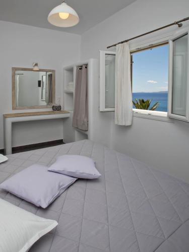 2 twin beds, 1 sofa bed