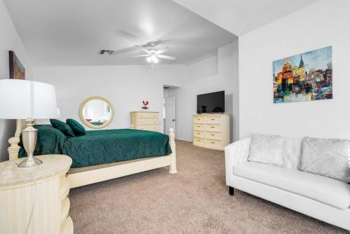 Game Room Pool King bed Pool Table near ศูนย์กีฬาครบวงจรพีโอเรีย