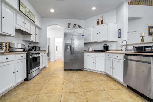 Game Room Pool King bed Pool Table near ศูนย์กีฬาครบวงจรพีโอเรีย