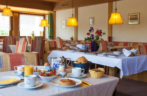 Ételek és italok, Pension an der Mayenburg in Lana