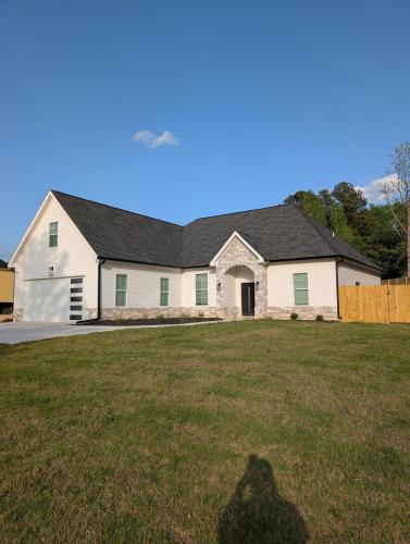 Modern 4BR 3BA Family Retreat Douglasville