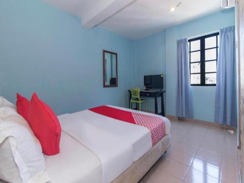 OYO 175 Lotus Hotel