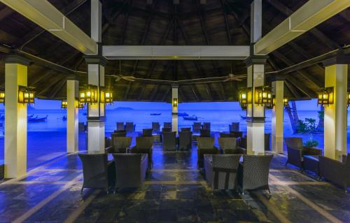 Bar/Lounge, Phi Phi Holiday Resort  in Praia Laem Tong