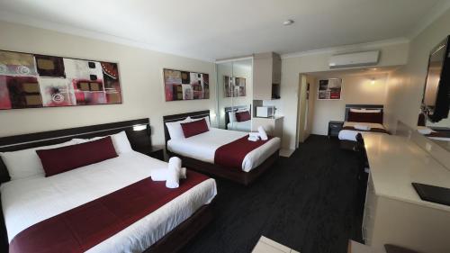 โกลเดน เวสต์ มอเตอร์ อินน์ (Golden West Motor Inn) in ดับโบ