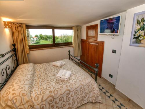 Peaceful Villa in Montefiascone with Jacuzzi - image 11