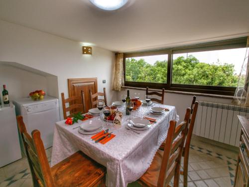 Peaceful Villa in Montefiascone with Jacuzzi - image 10