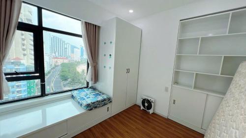 One-Bedroom Apartment image 5