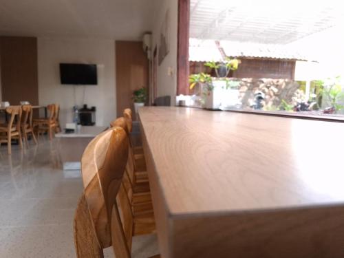 Restaurant, Mayeka Transit Hostel Bandara Internasional Lombok in Praya