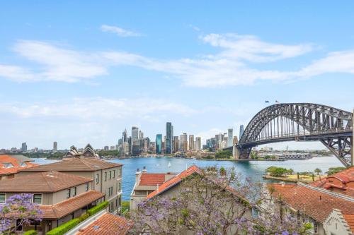Boutique 2-Bed with Stunning Sydney Harbour Views - image 13