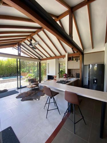 Kitchen, Cabana Lembos Jacuzzi con vista al cielo in Mundo Nuevo