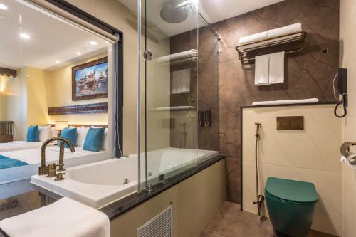 room detail thumbnail 2