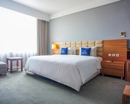 1 queen bed, 1 sofa bed